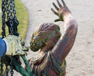 The sculptures of the Latona Parterre are taken away for restoration