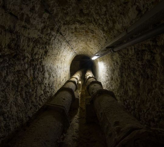 地下の配水管