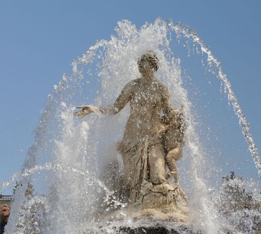 The Latona fountain in action