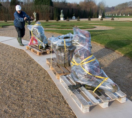 The sculptures of the Latona Parterre are taken away for restoration