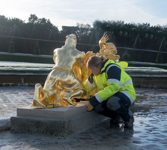 Repositioning the restored sculptures of the Latona Parterre